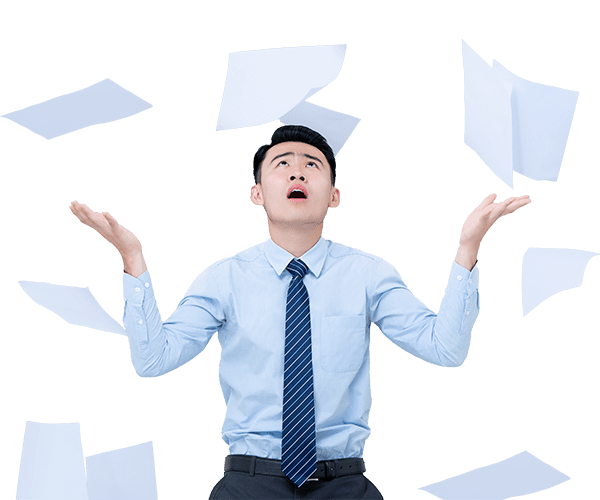 seseorang sedang mengurusi pajak manual